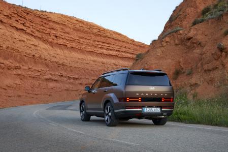 La zona posterior ha sido concebida para ofrecer una abertura de portón de maletero muy ancha y las luces traseras también exhiben forma de H 