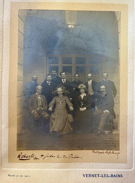 Primera fila, de izquierda a derecha, Lord Frederick Roberts (jefe del ejército británico), Monseñor Jules Carsalade (obispo de Perpiñán), Caroline Ballestier de Kipling, Rudyard Kipling (escritor y premio Nobel de literatura