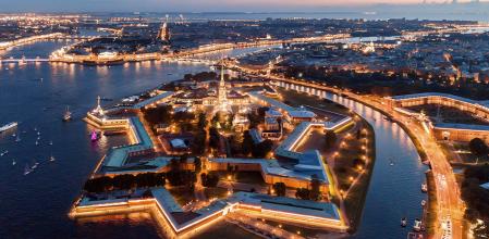 San Petersburgo, ubicada junto al río Neva y ante el golfo de Finlandia, con la fortaleza de Pedro y Pablo en primer plano