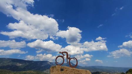 Escultura de hierro de un ciclista en Serra-seca.