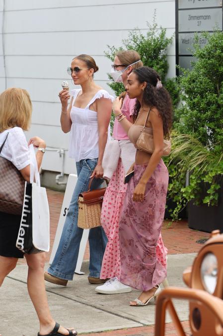Jennifer Lopez junto a Violet Affleck en los Hamptons