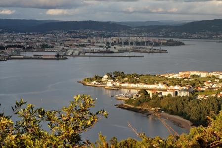 Mugardos y detrás Ferrol con sus arsenales.
