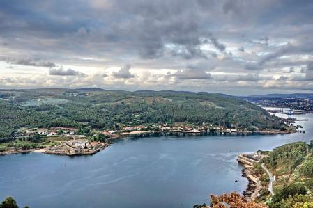 Bajo una boina de nubes los Castillos de San Felipe y La Palma defienden la boca de la ría.