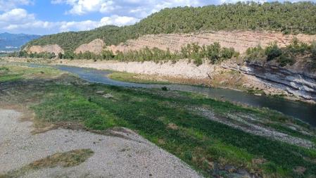 Más tierra que agua en el pantano de Rialb.