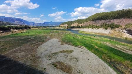 Más tierra que agua en el pantano de Rialb.