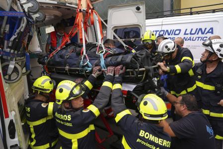 Varios integrantes del cuerpo de Bomberos intervienen para meter al paciente en la ambulancia