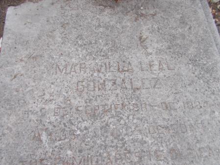 Tumba de Maravilla Leal González en La Almudena de Madrid.