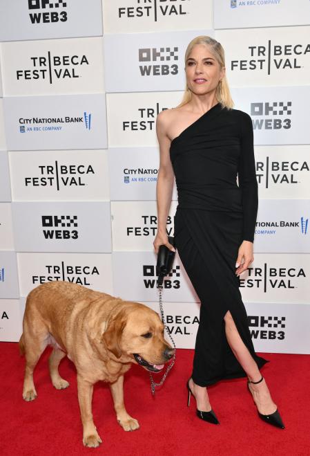 La actirz Selma Blair con su perro Scout en el Festival de Tribeca el mes pasado