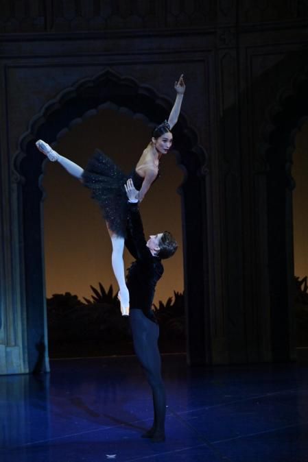 Un momento con la bailarina nipona en su papel de la malvada Odile