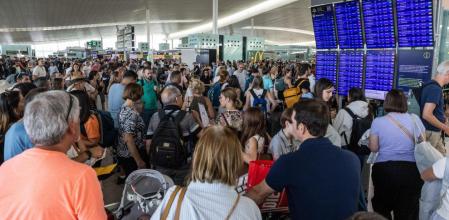 Las aerolíneas siguen reubicando pasajeros este sábado tras una jornada caótica