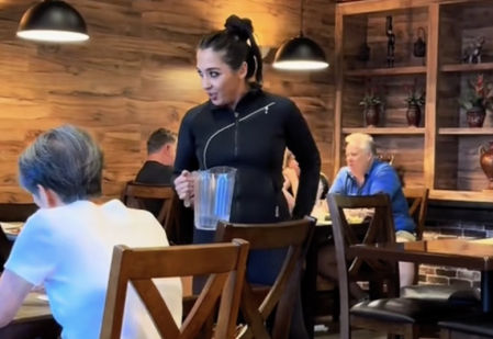 Samira se levantó de su mesa y comenzó a atender a los clientes del local