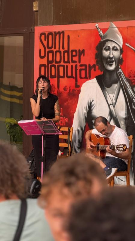 Actuación del dúo musical acústico k_de_kafka, formado por Mia Báez (cantante) y Carles Gispert (guitarra).