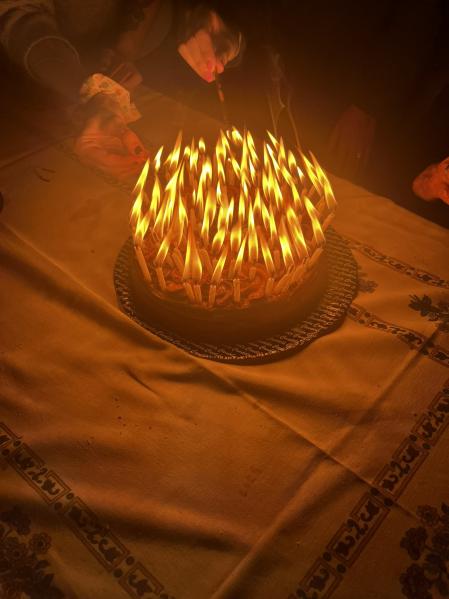 El pastel con las velas encendidas