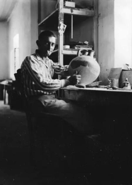 Emin Kani Barin, durante su época dedicado a la reconstrucción de vasijas de Troya