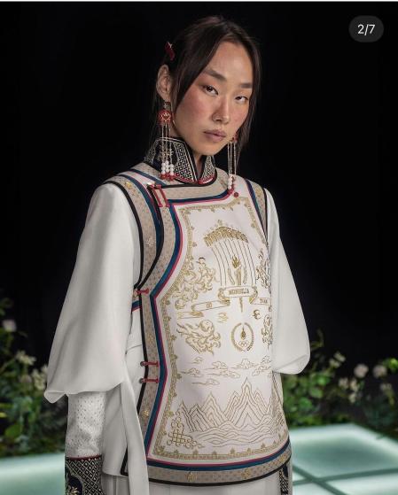 El traje, que aúna tradición y modernidad, ha sido diseñado por la