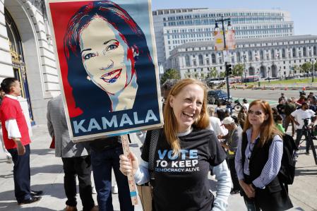 San Francisco (United States), 22/07/2024.- A member of the San Francisco Democratic Committe holds up an image of the Vice-President Kamala Harris in support for her nomination for president during a rally in support of Kamala Harris for President in front of San Francisco City Hall, in San Francisco, California, USA, 22 July 2024. Chiu started 'Asians For Kamala' when Harris started in politics in San Francisco. US President Joe Biden announced on 21 July he would not seek re-election and endorsed Vice President Harris to be the Democratic Party's new nominee for the US elections in November 2024. (Elecciones) EFE/EPA/JOHN G. MABANGLO
