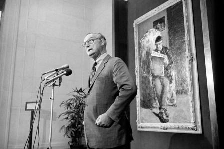 Paul Mellon con un Cézanne a su espalda en una donación de obras de arte a la National Gallery of Art, Washington, D. C., 1970.