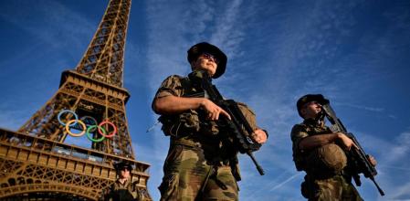 Militares armados del ejército francés patrullan por delante de la torre Eiffel de París