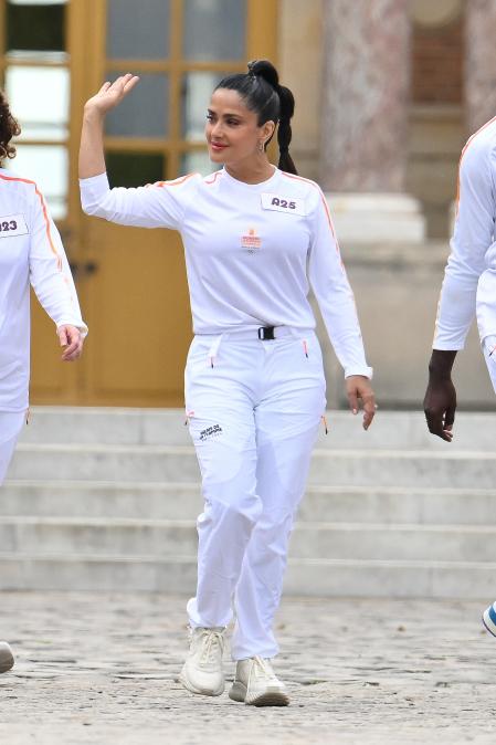 Look de Salma Hayek para portar la antorcha olímpica