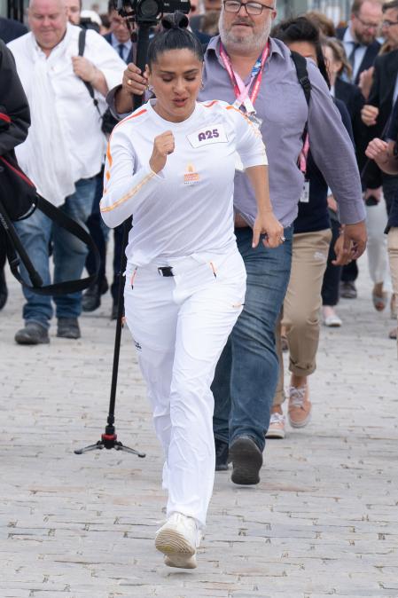 Salma Hayek hizo una parte del recorrido corriendo con sus zapatillas de Gucci