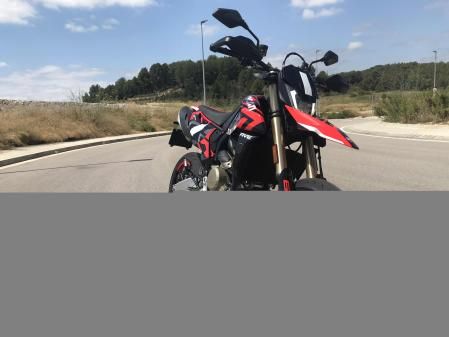 Las llantas de aleación ligera de 5 radios en forma de Y (3,5” y 5,0”) de 17” combinan el aspecto deportivo con la ventaja de la ligereza&nbsp;