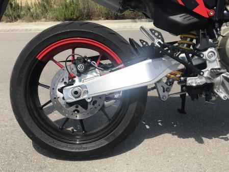 Monta unos Pirelli Diablo Rosso IV (120/70 ZR 17 delante y 160/60 ZR 17 detrás) que hacen un trabajo excelente ofreciendo un agarre excepcional y una gran confianza a la hora de “plegar”&nbsp;