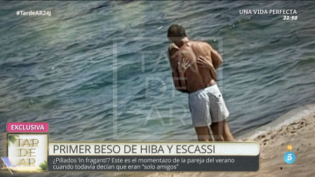 Cazan a Álvaro Muñoz Escassi e Hiba Abouk dándose su primer beso en una playa de Tarifa