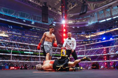 'byViruZz' conecta el derechazo que envía a 'Shelao' a la lona, desatando la euforia del público en 'La Velada del Año IV'