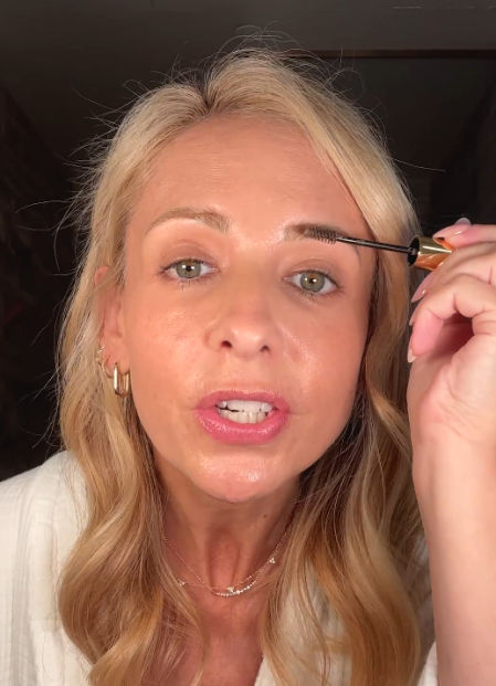 Sarah Michelle Gellar reflexiona con humor sobre sus cejas de los años 90, comparándolas con 