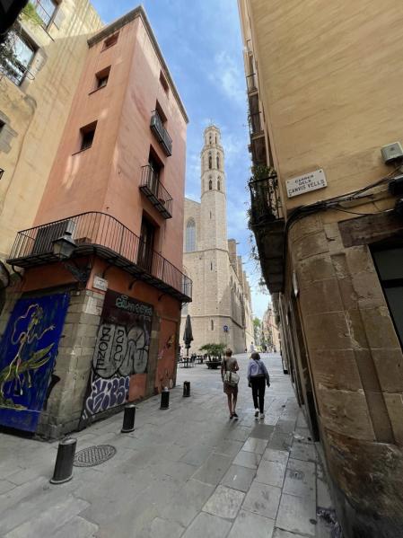 Carrer de l’Anisadeta, la calle más pequeña de Barcelona. En el fondo aparece parte de la fachada de la basílica de Santa María del Mar.