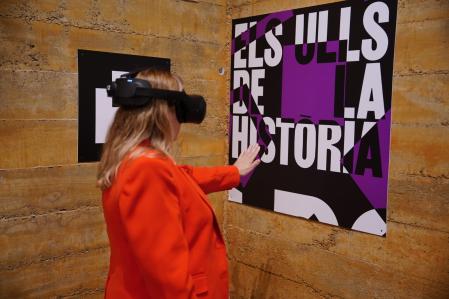 La consellera de Cultura probando la realidad virtual