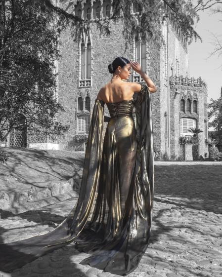 Margarita Vidal (@margarita__vidal) en la Torre Bellesguard. Es modelo profesional, viste un traje de alta costura especial para la ocasión.