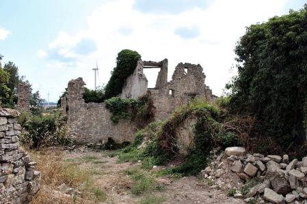 Cal Rei reducida a escombros, fue la de mayor tamaño del pueblo. Vivía en ella el matrimonio formado por Antonio Esplugas y Merce Fuster, tuvieron siete hijos: Frances, Jaume, Maria, Angeleta, Ramon, Joan, y Lola.
