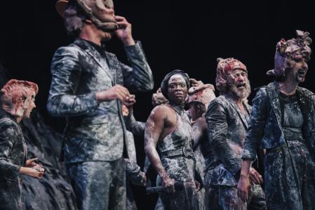 Imagen del estreno del espectáculo 'Qui som?', de Baró d'Evel, con el que la compañía clausura el Festival Grec 2024