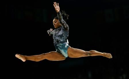 Simone Biles, en el ejercicio de la barra de equilibrio, este domingo en Paris