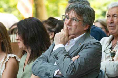 El expresidente de la Generalitat de Catalunya, Carles Puigdemont, durante el acto de celebración del cuarto aniversario de la fundación de Junts, en el Théâtre de Verdure, a 27 de julio de 2024, en Amélie-les-Bains-Palalda (Francia). Junts per Catalunya celebra su cuarto aniversario con este acto, en el que la formación arropa al expresidente catalán Carles Puigdemont, a quien no se le ha aplicado todavía la ley de amnistía. La celebración coincide con el tramo final de las negociaciones entre el PSC y ERC para facilitar la investidura de Salvador Illa como presidente de la Generalitat de Catalunya.