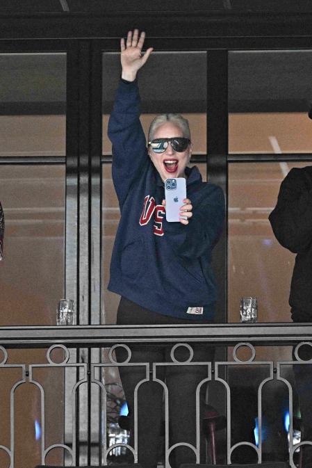 Lady Gaga con la sudadera de Estados Unidos para apoyar a Simone Biles