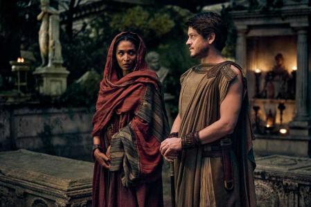 Sara Martins (Cala) e Iwan Rheon (Tenax) en ‘Those about to die’
