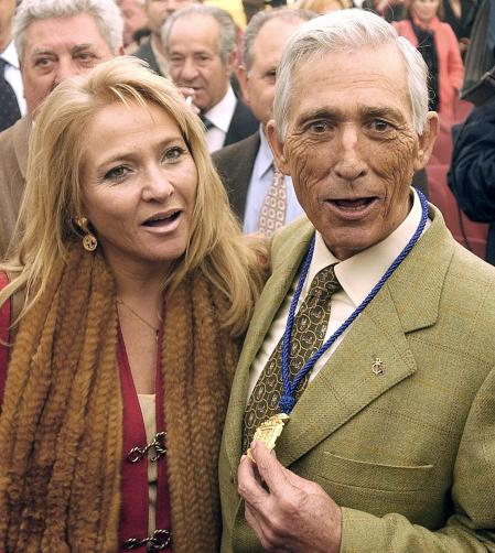 Fotografía de archivo tomada el 22 de febrero de 2004, del torero Paco Camino, junto a su esposa Isabel Sánchez.