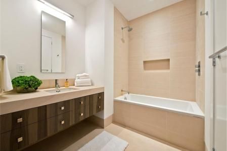 Uno de los otros cinco baños.