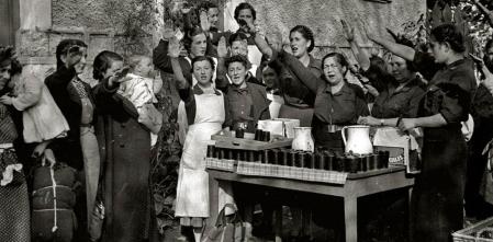 Reparto de comida por mujeres de la Sección Femenina, Guipúzcoa. Fondo Marín-Kutxa Fototeka