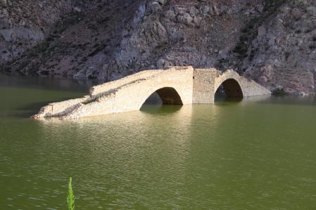 El puente de Querós vuelve a estar inundado.