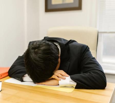 Un hombre exhausto de trabajar