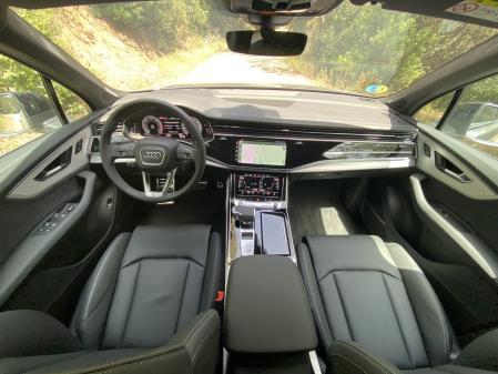 El cuadro de mandos es completamente digital y personalizable permitiendo incluso la proyección panorámica de la navegación&nbsp;