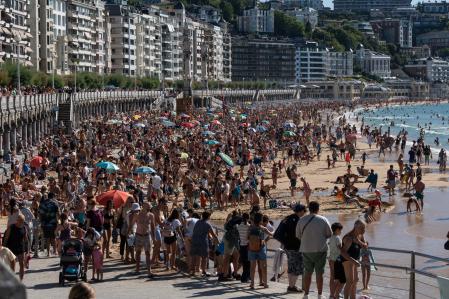 La playa de La Concha, en San Sebastián, repleta de visitantes