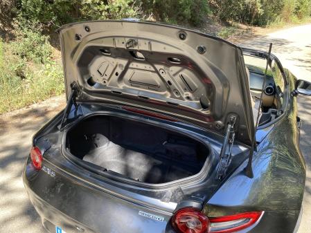 El maletero, con un hueco algo profundo, tiene capacidad para dos maletas de avión y poco más&nbsp;