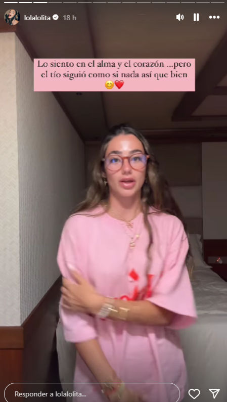 Lola Lolita bañándose entre tiburones