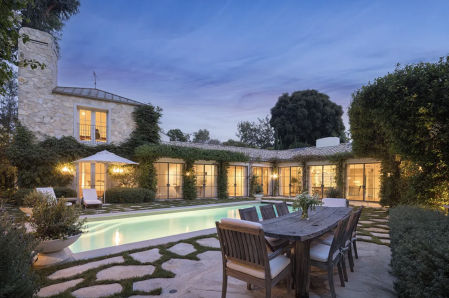 La finca incluye una casa de huéspedes.