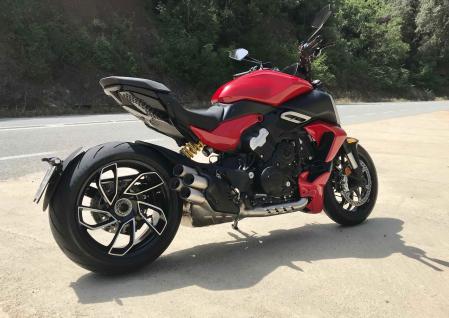 Los neumáticos son unos Pirelli Diablo Rosso III (120/70 ZR 17 - 240/45 ZR 17)&nbsp;