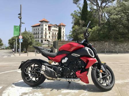 Para mantener la máxima “limpieza” en la configuración monoplaza pero al mismo tiempo poder alojar a un pasajero, las estriberas son abatibles y el tirador trasero es escamoteable